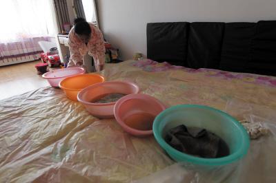 泾县楼上漏水，住户失联，小区没物管，业主维权难！律师来支招……